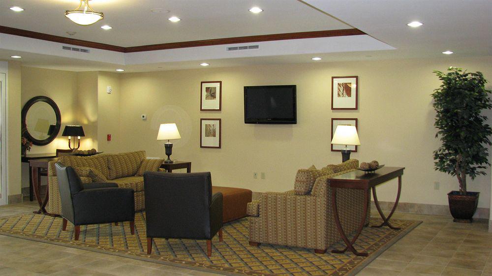 Candlewood Victoria By Ihg Zewnętrze zdjęcie